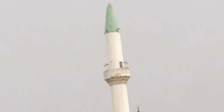 Yıldırım düşen minarenin alemi koptu