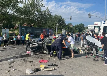 Kamyon ve 2 otomobilin karıştığı kazada can pazarı