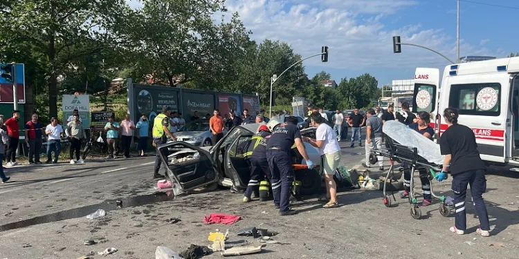 Kamyon ve 2 otomobilin karıştığı kazada can pazarı