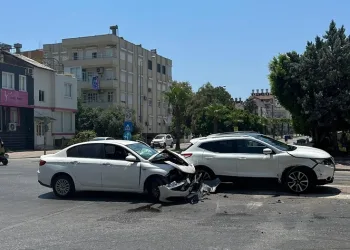 İki otomobil çarpıştı: 1 yaralı