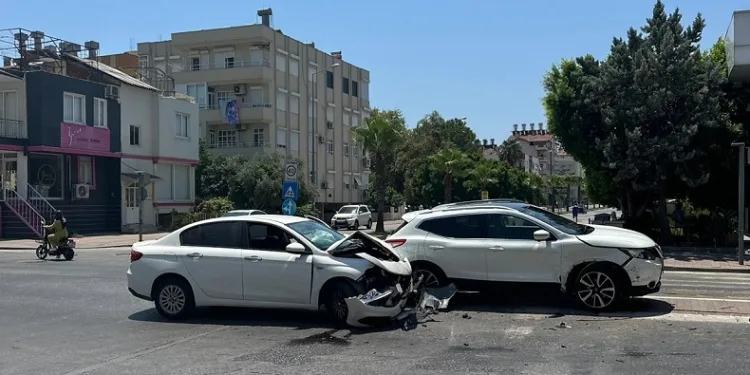 İki otomobil çarpıştı: 1 yaralı