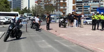 Motosiklet kazasında 1’i polis 2 kişi yaralandı
