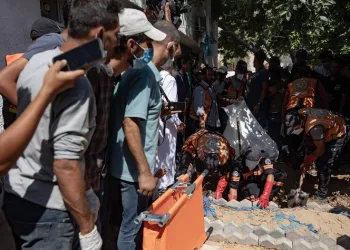 Gazze’de hastane bahçesine gömülen cenazeler mezarlığa nakledildi