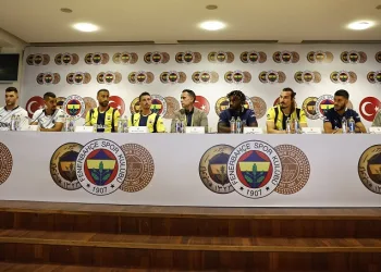 Fenerbahçe 7 futbolcu için imza töreni düzenledi