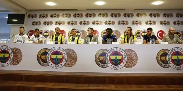Fenerbahçe 7 futbolcu için imza töreni düzenledi