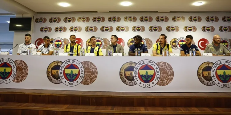 Fenerbahçe 7 futbolcu için imza töreni düzenledi