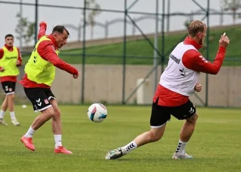 Sivasspor sağanak yağmur altında çalıştı