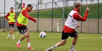 Sivasspor sağanak yağmur altında çalıştı