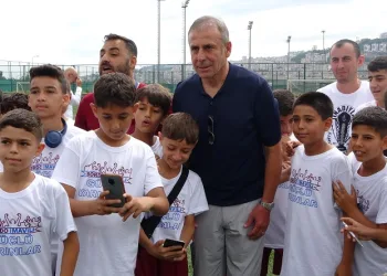 Trabzonspor Teknik Direktörü Abdullah Avcı geleceğin futbol yıldızları ile bir araya geldi