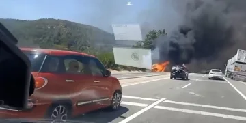 Alev topuna dönen minibüs, ormanı tutuşturdu