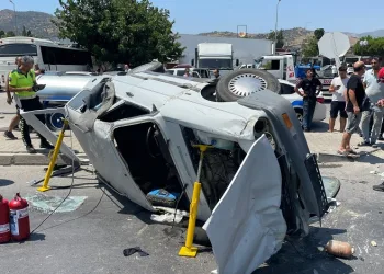 Söke’deki kazada otomobil yan yattı, polis tırın peşinde