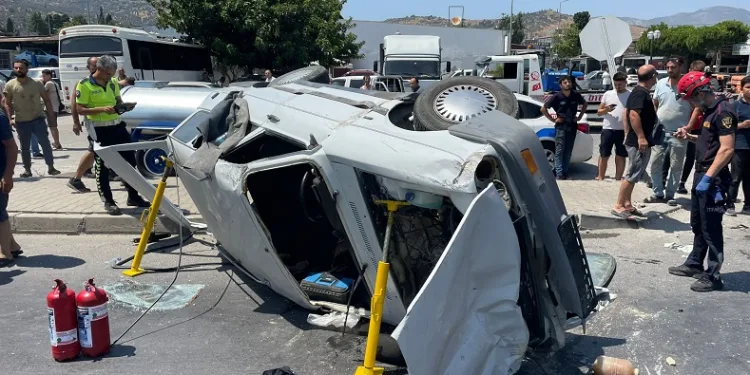Söke’deki kazada otomobil yan yattı, polis tırın peşinde