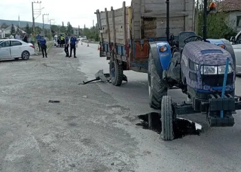 Traktörle çarpışan otomobil hurdaya döndü