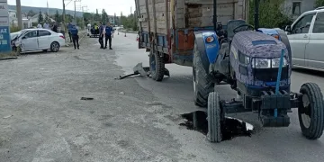 Traktörle çarpışan otomobil hurdaya döndü