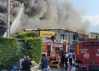 Bursa’da sandalye fabrikasında yangın