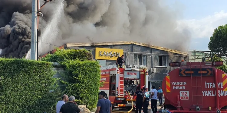 Bursa’da sandalye fabrikasında yangın
