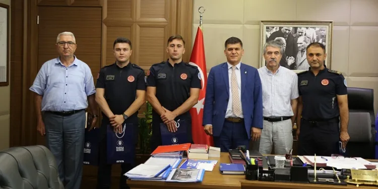 Bursa Büyükşehir’den ‘can dostu’ kurtaran itfaiye personeline teşekkür