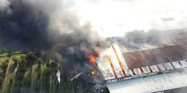 Sandalye fabrikasındaki yangın dron ile görüntülendi