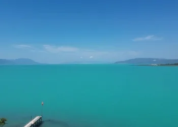 Turkuaza bürünen İznik Gölü mest etti