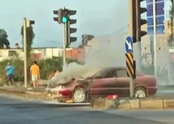 D-100’de otomobil alev aldı, yolu duman kapladı