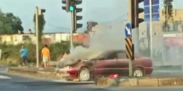 D-100’de otomobil alev aldı, yolu duman kapladı
