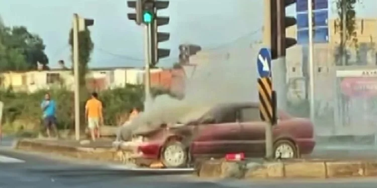 D-100’de otomobil alev aldı, yolu duman kapladı