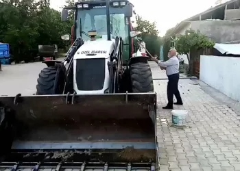 Evinin önüne park edilen kepçeyi yıkadı, vali teşekkür etti
