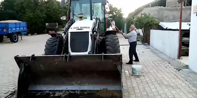 Evinin önüne park edilen kepçeyi yıkadı, vali teşekkür etti