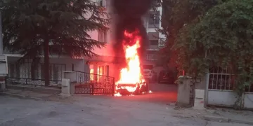 Park halindeki araç alev topuna döndü