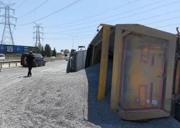 Kemerburgaz’da hafriyat kamyonu devrildi