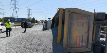 Kemerburgaz’da hafriyat kamyonu devrildi