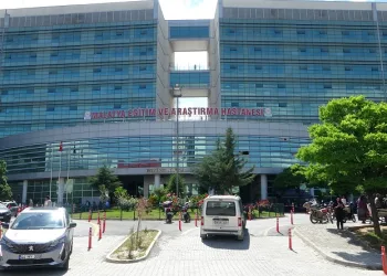 Servis aracının çarptığı yaya yaralandı
