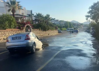 Hat patladı, oluşan çukura otomobil düştü