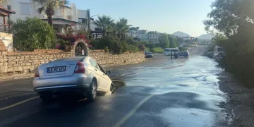 Hat patladı, oluşan çukura otomobil düştü