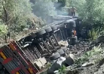 Tır sürücüsü yanmaktan son anda kurtuldu
