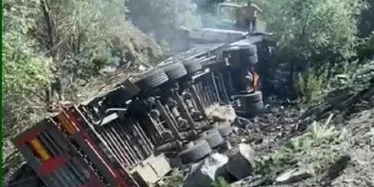 Tır sürücüsü yanmaktan son anda kurtuldu