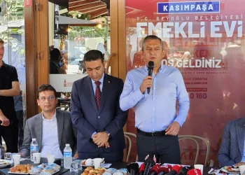 CHP Genel Başkanı Özgür Özel Beyoğlu Emekli Evi’ni ziyaret etti