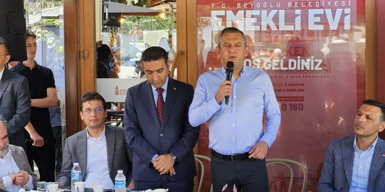 CHP Genel Başkanı Özgür Özel Beyoğlu Emekli Evi’ni ziyaret etti