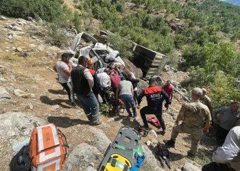 Devrilen kamyonetin altında kalan sürücü yaralandı
