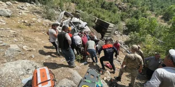 Devrilen kamyonetin altında kalan sürücü yaralandı