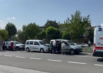 Düğün konvoyunda zincirleme kaza