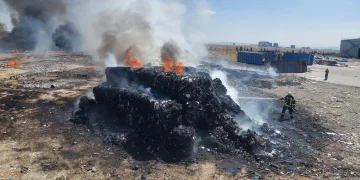 Geri dönüşüm merkezinde çıkan yangın büyümeden söndürüldü