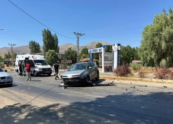 Malatya’da 2 otomobil çarpıştı: 3 yaralı