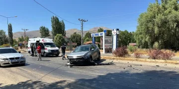 Malatya’da 2 otomobil çarpıştı: 3 yaralı