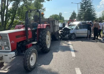 Traktör römorkuna arkadan çarpan araç hurdaya döndü