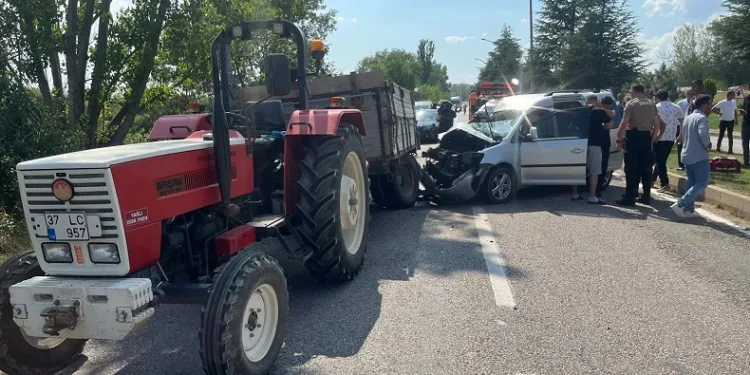 Traktör römorkuna arkadan çarpan araç hurdaya döndü
