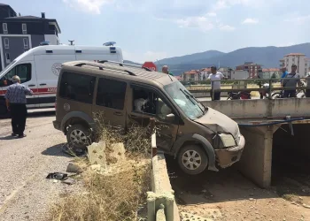 Araç köprüde asılı kaldı