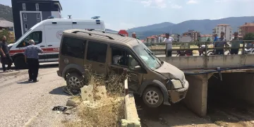 Araç köprüde asılı kaldı