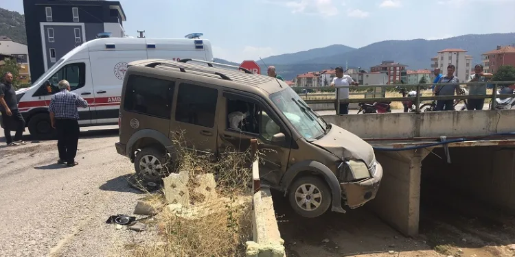 Araç köprüde asılı kaldı
