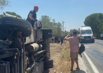 Manisa’da kamyonet otobüsle çarpıştı: 10 yaralı